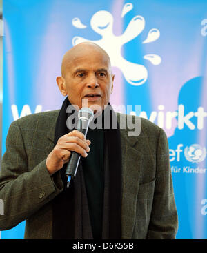 Der amerikanische Sänger, Schauspieler und Unicef-Botschafter Harry Belafonte besucht eine Pressekonferenz in Berlin, Deutschland, 2. April 2012. Die Sängerin präsentiert die UNICEF-Kampagne für sauberes Trinkwasser "Wasser Wirkt". Foto: WOLFGANG KUMM Stockfoto