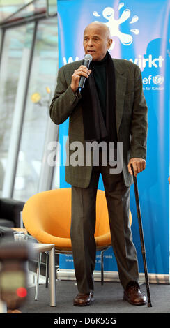 Der amerikanische Sänger, Schauspieler und Unicef-Botschafter Harry Belafonte besucht eine Pressekonferenz in Berlin, Deutschland, 2. April 2012. Die Sängerin präsentiert die UNICEF-Kampagne für sauberes Trinkwasser "Wasser Wirkt". Foto: WOLFGANG KUMM Stockfoto
