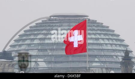 (Datei) - ein Datei-Bild vom 4. April 2010 zeigt die Schweizer Flagge im Hinblick auf den Reichstag (Bundestag) in Berlin, Deutschland. Eine geplante Steuerabkommen mit der Schweiz ist in der deutschen politischen Bereichen Ärger. Foto: Rainer Jensen Stockfoto