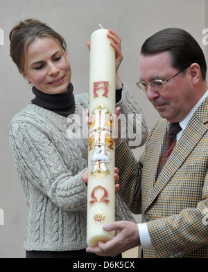 Thaddaeus Kuehnel und Isabella Mayr präsentieren die Osterkerze, die sie für Papst Benedict XVI. in Muncih, Deutschland, 2. April 2012 hergestellt. Die 80 Zentimeter hohen Kerze Wweighs acht Kilo und leuchtet die Privatgemächer des Papstes auf Ostern. Foto: STEFAN PUCHNER Stockfoto