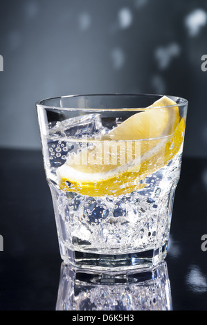 Gin Tonic Tom Collins auf der Tanzfläche Stockfoto