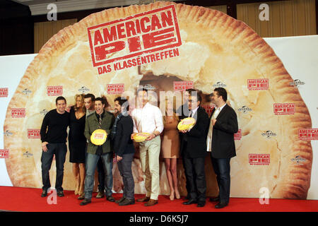 (L-R) Regisseur Jon Hurwitz, Schauspieler Jennifer Coolidge, Eddie Kaye Thomas, Jason Biggs, Thomas Ian Nicholas, Chris Klein, Tara Reid, Seann William Scott, Eugene Levy und Direktor Hayden Schlossberg besuchen eine Vorführung des Films "American Pie - Reunion" in Berlin, Deutschland, 29. März 2012. Der Film Premieren am 26. April 2012 in den deutschen Kinos. Foto: Jens Kalaene Stockfoto