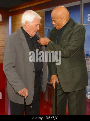 Schauspieler Joachim Fuchsberger (L) und amerikanischer Sänger, Schauspieler und Unicef-Botschafter Harry Belafonte sind Gäste in der deutschen Talkshow "Menschen Bei Maischberger" in Berlin, Deutschland, 2. April 2012. Die Sendung wird einen Tag später in der ARD. Herr Belafonte Fronten derzeit eine UNICEF-Kampagne für sauberes Trinkwasser. Foto: BRITTA PEDERSEN Stockfoto