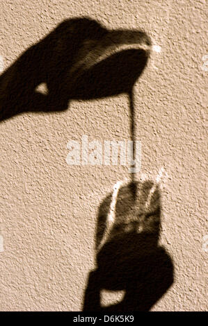 Einen Schatten wirft die Silhouette Brille aus klarem Wasser an einer Wand in Dresden, Deutschland, 20. März 2012. Weltwassertag statt jährlich am 22. März ist ein Outcoume der Konferenz der Vereinten Nationen über Umwelt und Entwicklung (UNCED) in Rio De Janeiro, Brasilien im Jahr 1993 statt. Foto: Arno Burgi Stockfoto