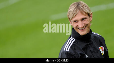 Hausmeister Manager Sami Hyypia lächelt während seiner ersten Trainingseinheit seiner Mannschaft Bayer 04 Leverkusen in Leverkusen, Deutschland, 3. April 2012. Nach der Entlassung von Bayer Leverkusen Chef Robin Dutt besuchte Hyypia und Lewandowski Das Training der Bundesliga-Fußball-Club zum ersten Mal. Foto: MARIUS BECKER Stockfoto