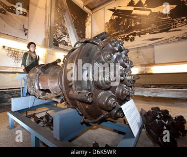 (DATEI) Eine Archivfoto vom 21. September 2012 zeigt einen Blick auf den Motor von einer A4-Rakete in der KZ-Gedenkstätte "Laura" in Schmiedebach, Deutschland Besucher. Das Denkmal wird am 13. April, dem 67. Jahrestag der Befreiung durch amerikanische Truppen wieder zu öffnen. Foto: Michael Reichel Stockfoto