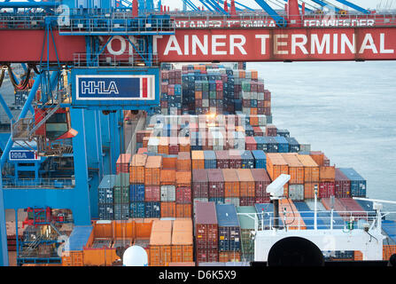 Das Containerschiff "Kyoto Express" von Hapag-Lloyd wird im Container geladen terminal Altenwerder (CTA) der Hamburger Hafen Und Logistik AG (HHLA) in Hamburg, Deutschland, 19. März 2012. Es gibt Docking-Plätze für vier große Containerschiffe und über 80 automatisierten fahrerlosen Transportfahrzeugen (AGV) nach Container aus dem Speicher die Gantries. Foto: Christian Charisius Stockfoto