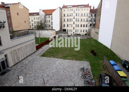 Der Innenhof auf dem Gelände der ehemaligen Fabrik "Pefferberg" ist in Berlin, Deutschland, 3. April 2012 abgebildet. Das umstrittene Kulturprojekt Guggenheim Lab kommt nach Berlin, trotz der ursprünglichen geplanten Standort abgelehnt. Der amerikanischen Guggenheim Foundation bekannt, dass es seine Forschungslabor auf dem ehemaligen Werksgelände der Pfefferberg in der Pren untergebracht werden Stockfoto