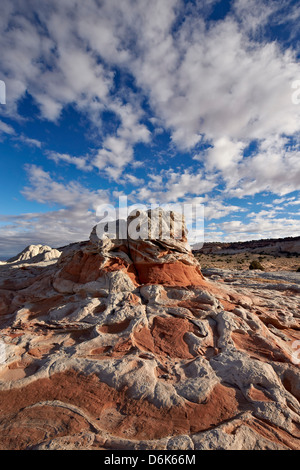 Roten und weißen Sandstein-Formationen unter Wolken, weiße Tasche, Vermillion Cliffs National Monument, Arizona, USA