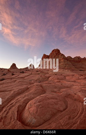 Wirbel-Erosion Muster mit rosa Wolken in der Morgendämmerung, Coyote Buttes Wilderness, Vermillion Cliffs National Monument, Arizona, USA Stockfoto