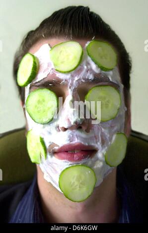 (DATEI) Eine Archivfoto vom 7. August 2002 zeigt einen jungen Mann testen eine Gesichtsmaske aus Joghurt und Gurken Scheiben zur Verbesserung seiner Schönheit in Frankfurt Main, Deutschland. Ein deutscher drei Stunden pro Woche auf persönliche Hygiene im Durchschnitt. Die meisten im Vergleich zu anderen europäischen Ländern. Foto: Werner Baum Stockfoto