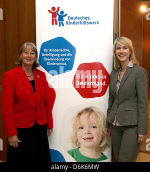 Social Affairs Minister of Mecklenburg-Western Pomerania Manuela Schwesig (R) und Heide-Rose Brückner (L), Generalsekretär des Deutschen Kinderhilfswerks, stehen neben einem Poster zum Jahresbeginn eine Pressekonferenz auf 20 Jahre UN-Konvention über die Rechte des Kindes in Berlin, Deutschland, 4. April 2012. Foto: WOLFGANG KUMM Stockfoto