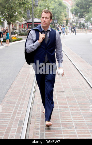 Thomas Jane zu Fuß barfuß Stars in The Grove, ein Erscheinungsbild für die Unterhaltung Fernsehnachrichten zu Filmen Programm "Extra" Los Angeles, Kalifornien - 22.09.11 Stockfoto