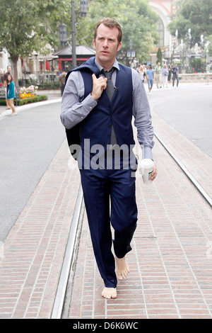 Thomas Jane zu Fuß barfuß Stars in The Grove, ein Erscheinungsbild für die Unterhaltung Fernsehnachrichten zu Filmen Programm "Extra" Los Angeles, Kalifornien - 22.09.11 Stockfoto
