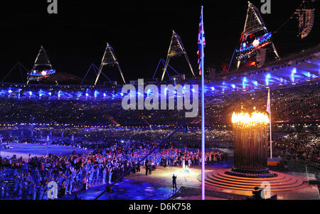 Die brennende Kessel wird während der Eröffnungsfeier der Paralympics London 2012 im Olympiastadion, London, Großbritannien, 29. August 2012 gesehen. Foto: Julian Stratenschulte dpa Stockfoto