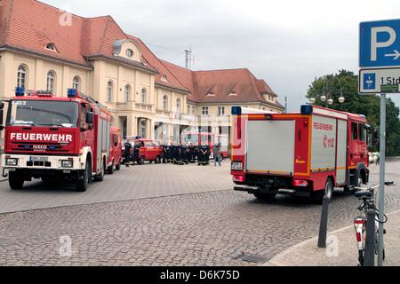 Die Feuerwehr Oranienburg versammelt am Bahnhof eine Sperrzone wegen ein Flugzeug Bombe Fund in Oranienburg, Deutschland, 30. August 2012 zu evakuieren. Eine Fliegerbombe wurde erfolgreich entschärft mit zweistündiger Verspätung in Oranienburg. Eine zweite Bombe soll am Abend weitergeben gestrahlt werden. Foto: Nestor Bachmann Stockfoto