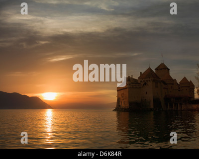 Das Schloss Chillon am Genfer See bei Sonnenuntergang, Montreux, Kanton Waadt, Schweiz, Europa Stockfoto