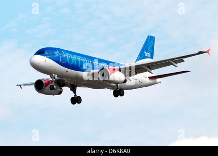 Airbus A321 Flugzeug Ansatz in Heathrow landen von Bmi operiert Stockfoto