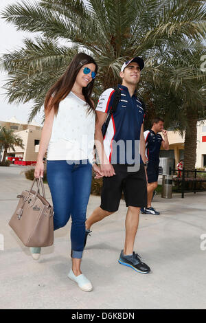 Bahrain. 19. April 2013. Motorsport: FIA Formula One World Championship 2013, Grand Prix von Bahrain, #16 Pastor Maldonado (VEN, Williams F1 Team), mit Freundin Gabriella Tarkany, Mit Freundin Gabriella TarkanyCredit DPA/Alamy Live News Stockfoto