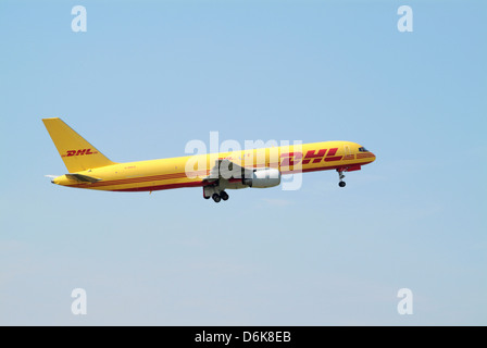 Frachtflugzeug Boeing 757 von DHL ausziehen betrieben Stockfoto