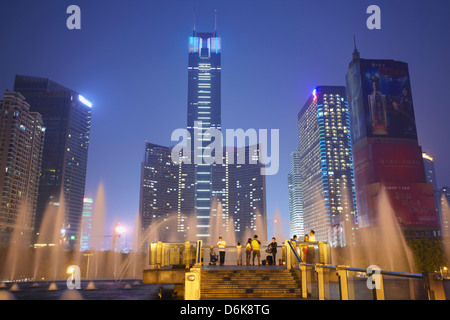CITIC Plaza bei Dämmerung, Tianhe, Guangzhou, Guangdong, China, Asien Stockfoto