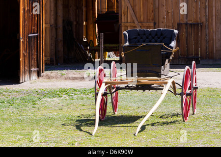 Alte Kutsche mit roten Rädern auf dem Display. Stockfoto