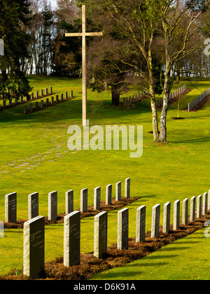 Gräber auf dem deutschen Soldatenfriedhof in Cannock Chase Staffordshire England UK wo vom ersten und zweiten Weltkrieg bestattet Stockfoto