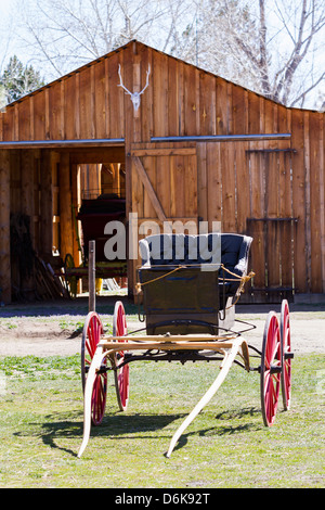 Alte Kutsche mit roten Rädern auf dem Display. Stockfoto