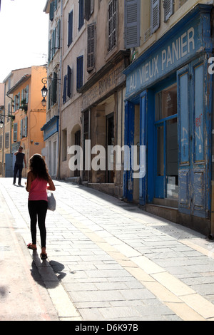 Malerische Straßenszene im Stadtteil Panier, die alte Stadt von Marseille Stockfoto