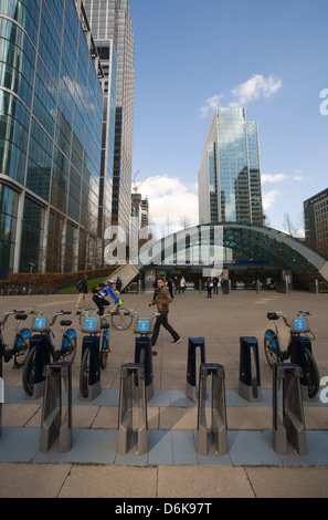 Boris Bikes außerhalb Canary Wharf u-Bahnstation Stockfoto