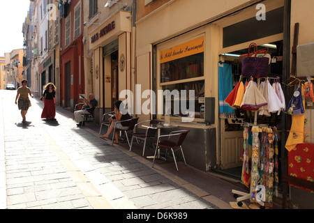 Malerische Straßenszene im Stadtteil Panier, die alte Stadt von Marseille Stockfoto