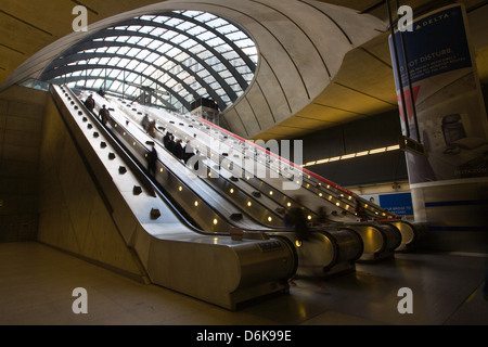 Reisende auf der Rolltreppe in Canary Wharf u-Bahnhaltestelle, London Stockfoto