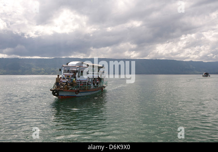 Fähre auf Lake Toba angekommen in Parapat unter Sammeln von Monsun Wolken, Sumatra, Indonesien, Südostasien, Asien Stockfoto