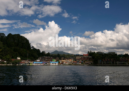 Ansicht der Stadt Parapat in Lake Toba, Sumatra, Indonesien, Südostasien, Asien Stockfoto