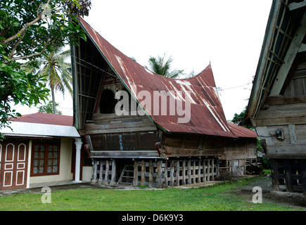 Toba-Batak Stammes ländlichen Dorfhäuser mit zeitgenössischen Erweiterungen auf Samosir Island im Lake Toba, Sumatra, Indonesien Stockfoto