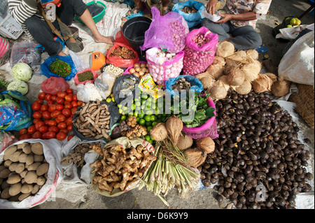 Batak Stammes Marktstand Verkauf von lokalen produzieren in Tomuk, Samosir Island im Lake Toba, Sumatra, Indonesien, Südostasien, Asien Stockfoto