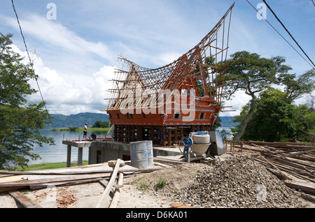 Bau eines Hauses Batak mit Bambus-Gerüst, neben der vulkanischen Lake Toba, Samosir Island, Sumatra, Indonesien Stockfoto