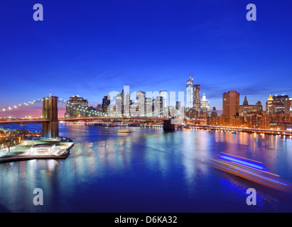 Lower Manhattan von oben den East River in New York City. Stockfoto