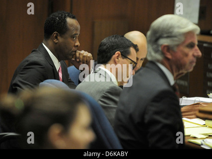 Dr. Conrad Murray (L) hört, wie Verteidigung Anwalt J. Michael Flanagan (R) Fragen Dr. Paul White, ein Anästhesist Zeuge Stockfoto