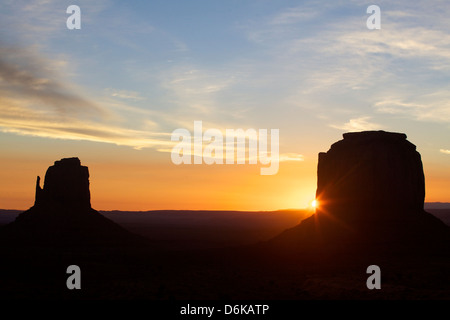 Monument Valley im Morgengrauen, Utah, Vereinigte Staaten von Amerika, Nordamerika Stockfoto
