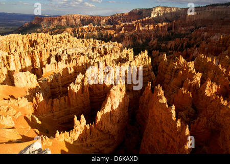 Blick über den Bryce Canyon National Park bei Sonnenuntergang, Utah, Vereinigte Staaten von Amerika, Nordamerika Stockfoto