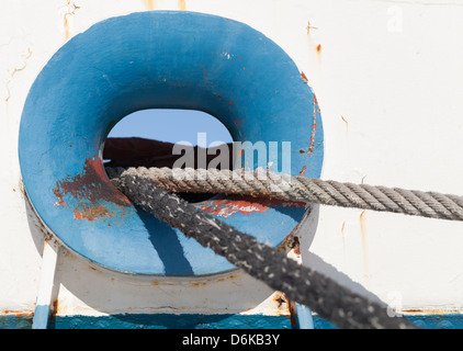 Blaues Schiff Hawse auf weißem Rumpf mit Seilen Stockfoto