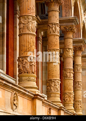 Reich verzierte Terrakotta Säulen an der Außenseite der Henry Cole Flügel des Victoria and Albert Museum in South Kensington London UK Stockfoto