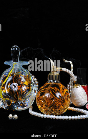 Parfüm-Zerstäuber-Flasche, Parfüm-Flasche mit Stopper und Schmuck. Stockfoto