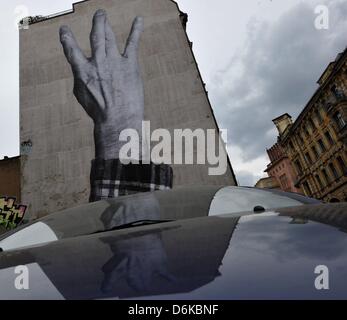 Berlin, Deutschland. 19. April 2013. Blick auf ein Kunstwerk auf einem Haus durch französische Straße Künstler JR in Invaliden Straße in Berlin, Deutschland, 19. April 2013. Foto: PAUL ZINKEN/Dpa/Alamy Live News Stockfoto