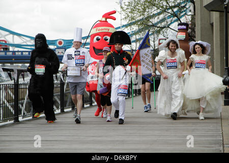 London, UK. 19. April 2013. Guinness World Record Läufer bei Presse-Fototermin vor Sonntag Virgin London Marathon Credit: Elsie Kibue/Alamy Live News Stockfoto