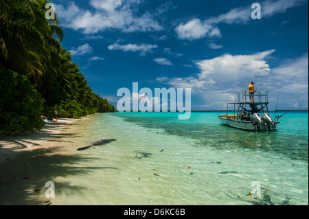 Kleines Motorboot in das türkisfarbene Wasser des Ant-Atoll, Pohnpei, Mikronesien, Pazifik Stockfoto