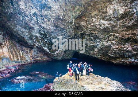 Taucher Tauchen in der Grotte vorbereiten brach Höhle auf Saipan, Nördliche Marianen, Central Pacific, Pazifik
