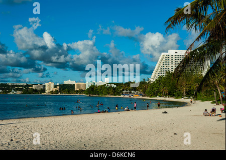 Die Bucht von Tamuning mit ihren Hotelanlagen in Guam, US-Territorium, Central Pacific, Pazifik Stockfoto
