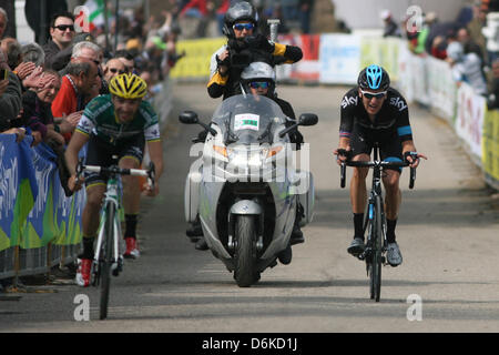 Sega di Ala, Italien. 19. April 2013. Großbritanniens Radfahrer Bradley Wiggins Sky Procycling-Team am Ende der vierten Etappe von 166,8 km Straße-Radrundfahrt "Giro del Trentino" im Sega di Ala. Stockfoto